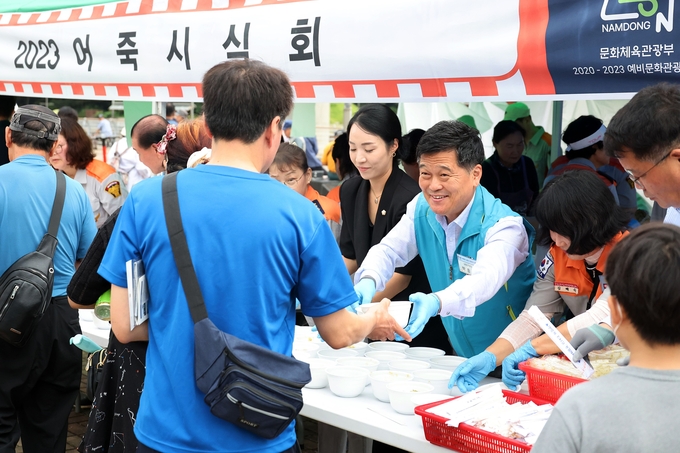 박종효 남동구청장이 어죽 시식회에서 어죽을 나눠주고 있다. ⓒ 남동구 제공
