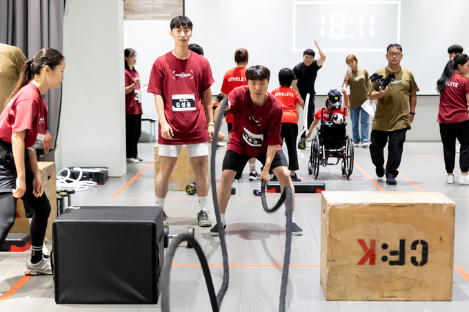 남성 참여자가 경기 동작(배틀로프)를 수행하고 있다.ⓒSK행복나눔재단 제공
