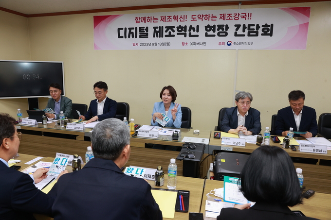 이영 중소벤처기업부 장관(뒷줄 가운데)이 18일 인천에 위치한 TV, 생활가전, 의료기기 등의 외관제품 생산기업인 (주)파버나인에서 개최한 '디지털 제조혁신 현장 간담회'에 참석하여 중소기업 지원사업 알림 서비스인 '왔다'앱과 관련해 설명하고 있다.ⓒ인천지방중소벤처기업청 제공