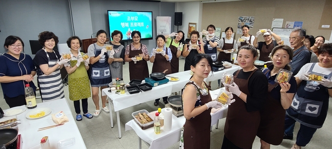 인천행복나눔센터가 행복한 조부모교실 요리 교실을 진행하고 기념촬영을 하고 있다.ⓒ행복나눔센터 제공