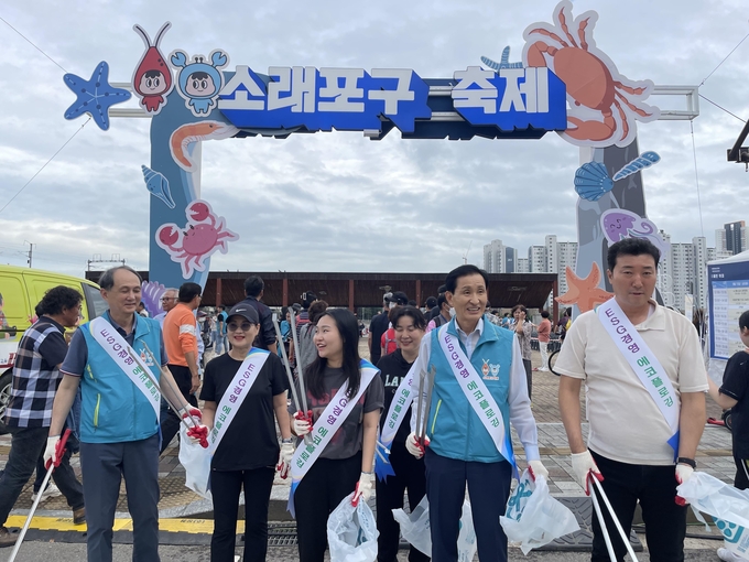 김석우 남동구도시관리공단이사장이 소래포구 축제에 관계자들과 에코 플로깅 봉사활동 전개하고 있다. ⓒ 남동구도시관리공단 제공