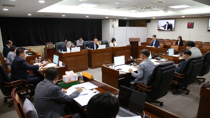 이의명 의장이 제239회 옹진군의회 임시회 개최하고 있다. ⓒ 옹진군의회 제공