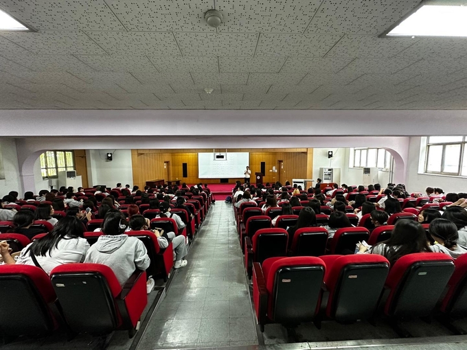 한국폴리텍Ⅱ대학 인천캠퍼스가 인천세원고등학교 재학생 181명을 대상으로 꿈드림공작소 진로직업체험프로그램을 진행하고 있다.ⓒ한국폴리텍Ⅱ대학 인천캠퍼스 제공