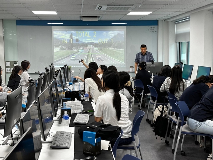 한국폴리텍Ⅱ대학 인천캠퍼스가 인천세원고등학교 재학생 181명을 대상으로 꿈드림공작소 진로직업체험프로그램을 진행하고 있다.ⓒ한국폴리텍Ⅱ대학 인천캠퍼스 제공