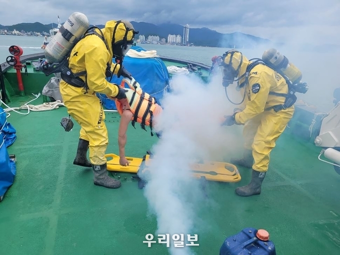 완도해양경찰서가 유해화학물질 사고대응 합동훈련을 진행하고 있다.ⓒ완도해양경찰서 제공