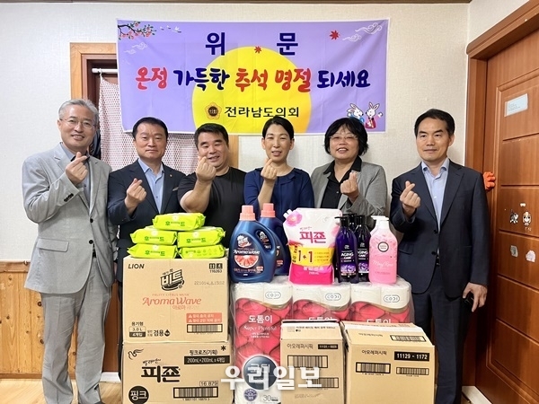 전남도의회 장은영 의원(오른쪽에서두번째)이 위문품을 전달하고 기념촬영을 하고 있다.ⓒ전남도의회 제공