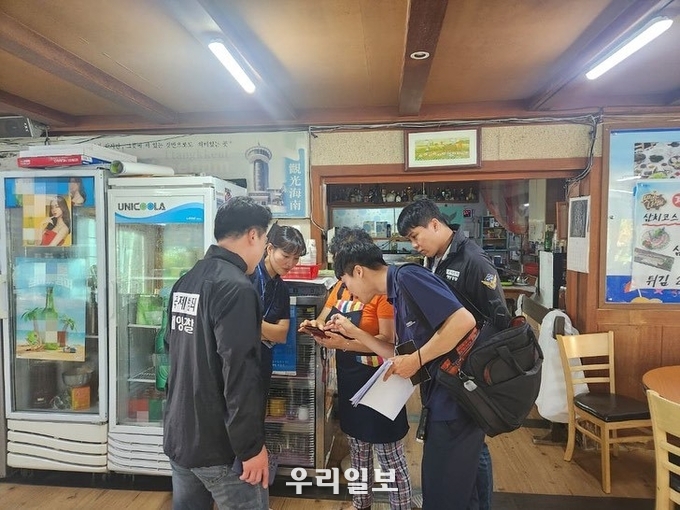 완도해양경찰서가 관내 수산물 취급업체의 원산지표기 위반사항을 집중 점검하고 있다.ⓒ완도해양경찰서 제공