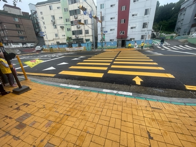 송월초에 설치된 LED바닥신호등 모습.ⓒ인천중구 제공