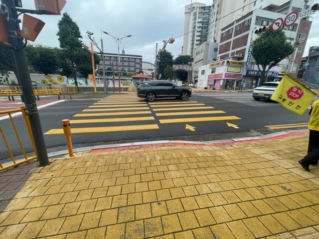 신흥초에 설치된 LED바닥신호등 모습.ⓒ인천중구 제공
