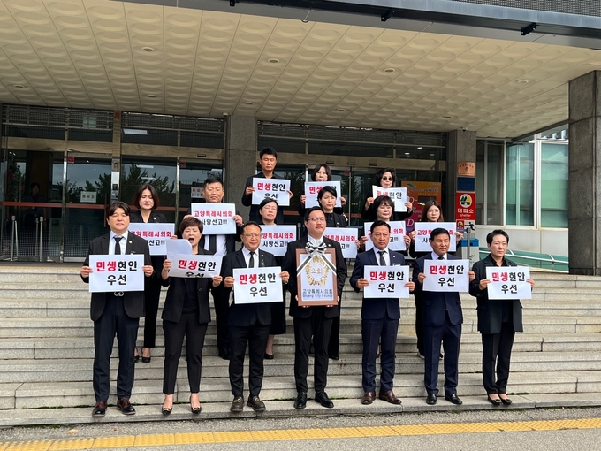 지난 21일 고양시의회 국민의힘 소속 시의원들은 검정색 정장을 입은 채 고양시의회와 고양시청 내부를 돌며 호소문을 발표했다. ⓒ고양시의회 제공