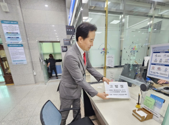 정승연 국민의 힘 인천연수구갑 당협위원장이 인천지검에 고발장을 접수하고 있다.ⓒ국민의힘 인천시당 주민참여예산특위 제공<br>
