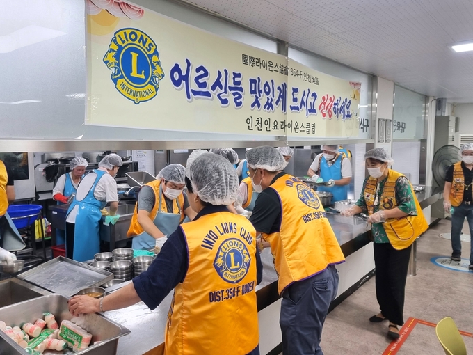 인천서구시설관리공단이 운영하는 서구노인복지관 어르신 대상 식사 나눔 행사열려 @ 서구시설관리공단 제공