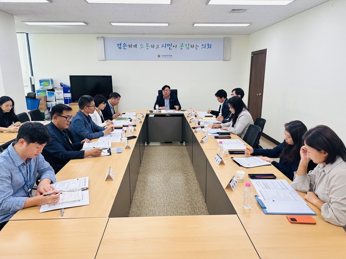 신충식 인천시교육의원장이 ‘학교 내 맑은 수돗물 공급을 위한 간담회’를 개최하고 있다. ⓒ 인천시의회 제공