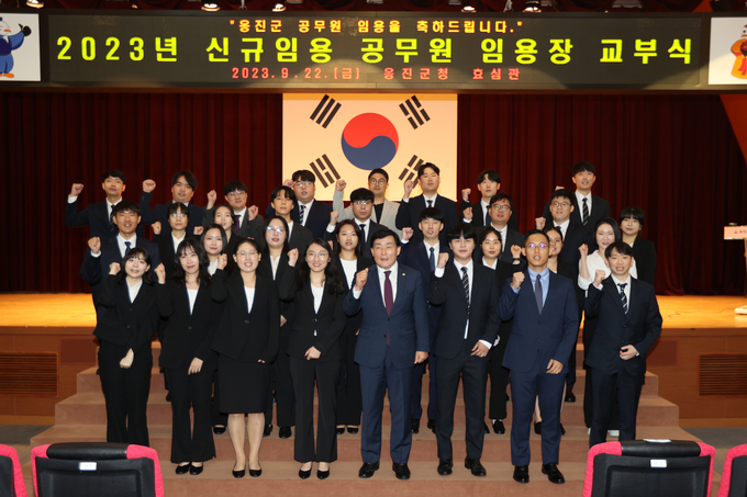 문경복 옹진군수가, 신규공무원 임용장 교부식 개최 후 기념촬영을 하고 있다. ⓒ 옹진군 제공