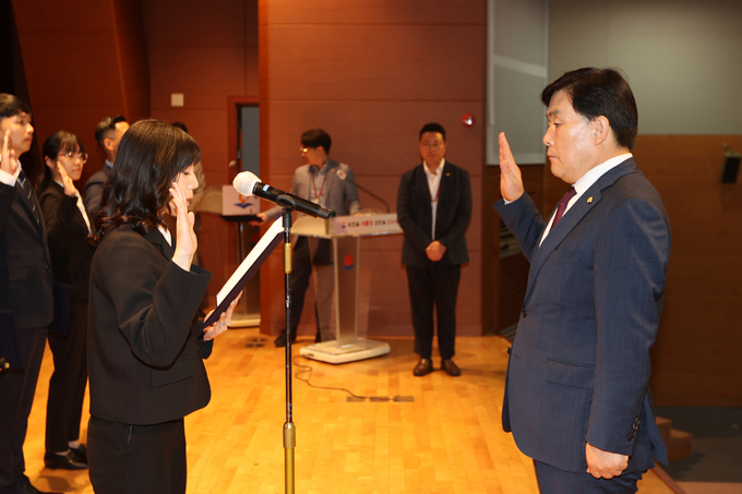 문경복 옹진군수가, 신규공무원 임용장 교부식 개최하고 있다. ⓒ 옹진군 제공