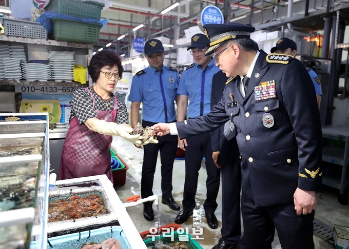 김종욱 해양경찰청장이 목포시 소재 활어회 플라자를 방문했다.ⓒ해양경찰청 제공
