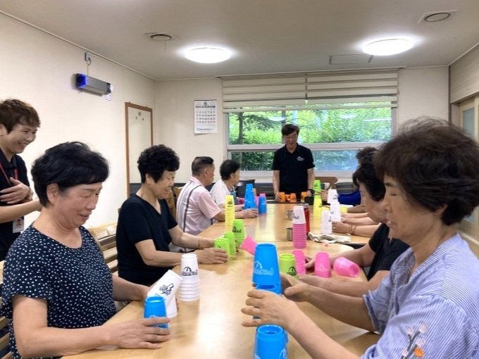 인천서구시설관리공단이, 어르신들을 대상으로 운영하는 스포츠 스태킹 프로그램 운영 ⓒ 인천서구시설관리공단 제공