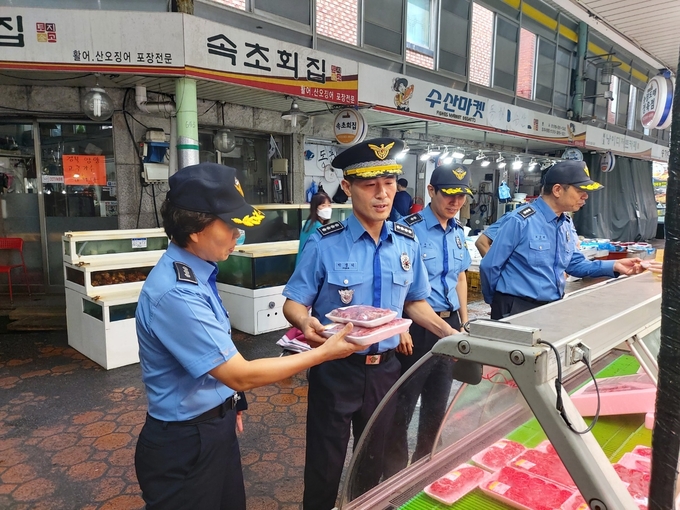 추석을 앞두고 전통시장을 방문한 박생덕 서특단장과 직원들의 모습.ⓒ중부지방해양경찰청 서해5도특별경비단