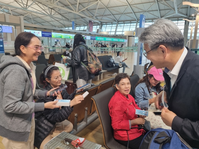 26일 인천공항 제1여객터미널 출국장에서 진행한 ‘대국민 안전캠페인’에서 인천국제공항공사 이경용 안전보안본부장(사진 오른쪽 첫 번째)이 여객들에게 안전 메시지가 인쇄된 홍보물품을 전달하고 있다. ⓒ 인천국제공항공사 제공
