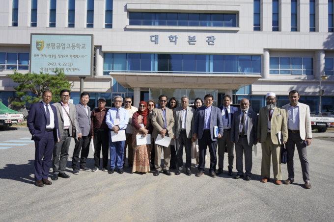 한국폴리텍대학 인천캠퍼스에 방글라데시 교육부 차관보와 세계은행 방글라데시 관계자가 방문해 기념촬영을 하고 있다.ⓒ한국폴리텍대학 인천캠퍼스 제공