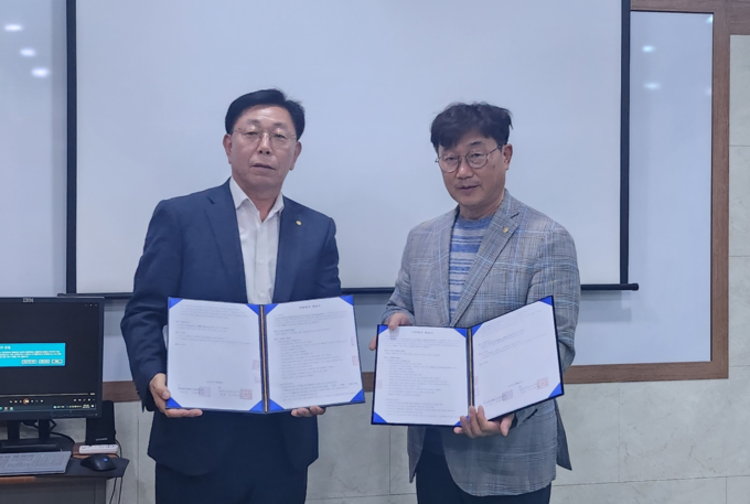 호신환 쌍용직업전문학교 이사장(왼쪽)과 김정현 현대자동차정비 인천협동조합 이사장이 산학협력 취업 협약식을 체결하고 기념촬영을 하고 있다.ⓒ쌍용직업전문학교 제공
