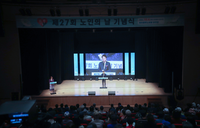 강범석 서구청장이 노인의 날을 맞아 인사말을 하고 있다. ⓒ 서구청 제공