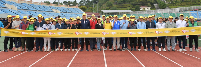 박형덕 동두천시장이, ‘2023년 천사데이 제21주년 기념행사’ 성황리 개최 후 기념촬영을 하고 있다. ⓒ 동두천시 제공