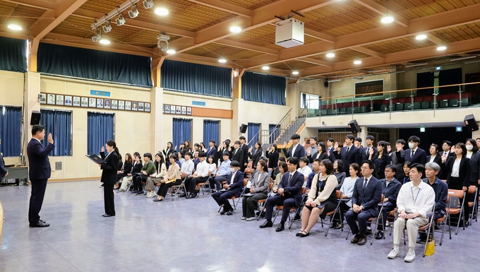 이영훈 미추홀구청장이 신규공무원 대표로 부터 임용식 선서를 받고 있다. ⓒ 미추홀구 제공