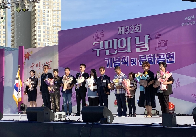 김정헌 구청장이 청소년운영위원장 모범구민상 수상하고 있다. ⓒ 중구청 제공