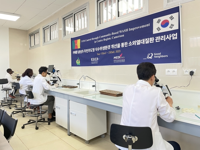 현지 사업수행기관과 파견단이 합동 유병률 조사(기생충 검경).ⓒ한국건강관리협회 제공