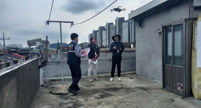 부평구,‘드론을 활용한 재개발구역 내 통학로 범죄 및 안전사고 예방활동’실시하고 있다. ⓒ 부평구 제공