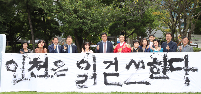 도성훈 인천시교육감이 1,000만 시민의 도시로 성장하고 있다”며 “읽고, 걷고, 쓰며 사유하는 인문학 도시가 된다면 더 의미가 있다며 기념촬영을 하고 있다. ⓒ 인천시교육청 제공