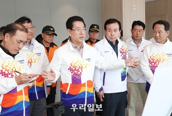 김영록 전라남도지사가 목포종합경기장을 방문해 전국체전 준비사항을 점검하고 있다.ⓒ전남도청 제공