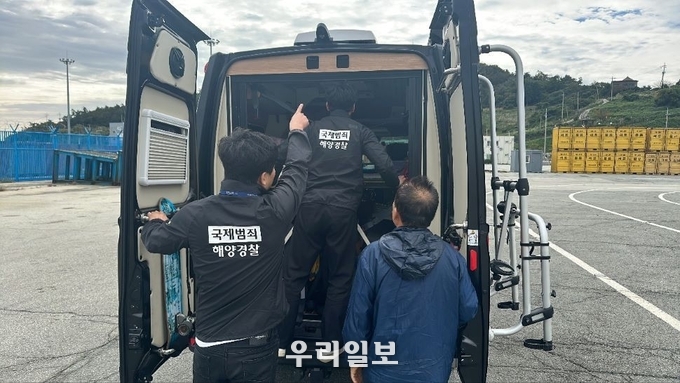 완도해양경찰서가 밀입국 근절을 위한 여객선 불시 검문 검색을 하고 있다.ⓒ완도해양경찰서 제공