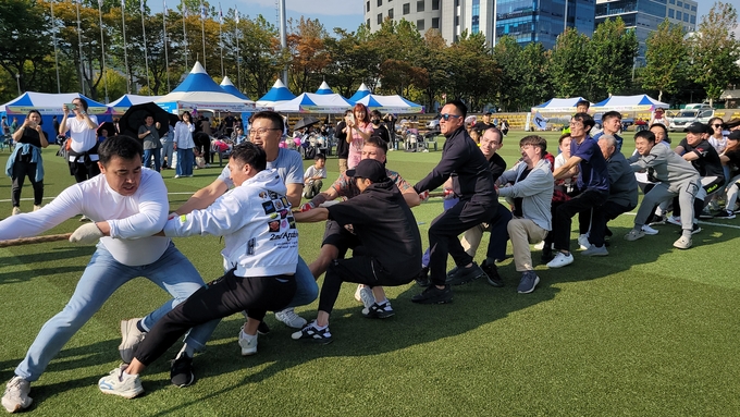 대한외국인지원센터와 스바보다러시아어권지원센터가 인천남동근린공원운동장에서 2023 전국 고려인체육대회&사랑셋 페스티벌을 진행하고 있다.ⓒ스바보다러시아어권지원센터 제공