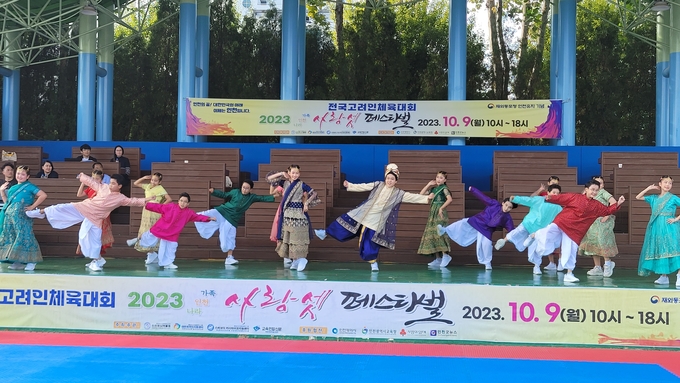 대한외국인지원센터와 스바보다러시아어권지원센터가 인천남동근린공원운동장에서 2023 전국 고려인체육대회&사랑셋 페스티벌을 진행하고 있다.ⓒ스바보다러시아어권지원센터 제공