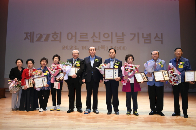 박형덕 동두천시장이, 제27회 노인의 날 기념식에서 노인복지발전 기여자들에게 표창장을 수여하고 있다. ⓒ 동두천시 제공
