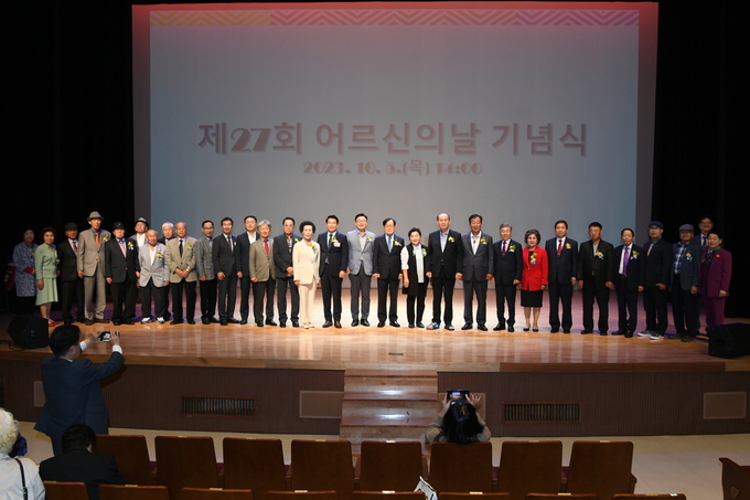 박형덕 동두천시장이, 제27회 노인의 날 기념식 개최하고 있다. ⓒ 동두천시 제공
