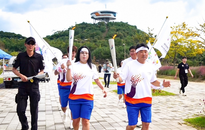 제104회 전국체전 성화를 봉송하는 나주시민들 ⓒ 나주시 제공