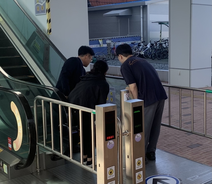 충주역에서 승강기 안전 이용 캠페인을 진행 중인 직원들의 모습.ⓒ충주역 제공