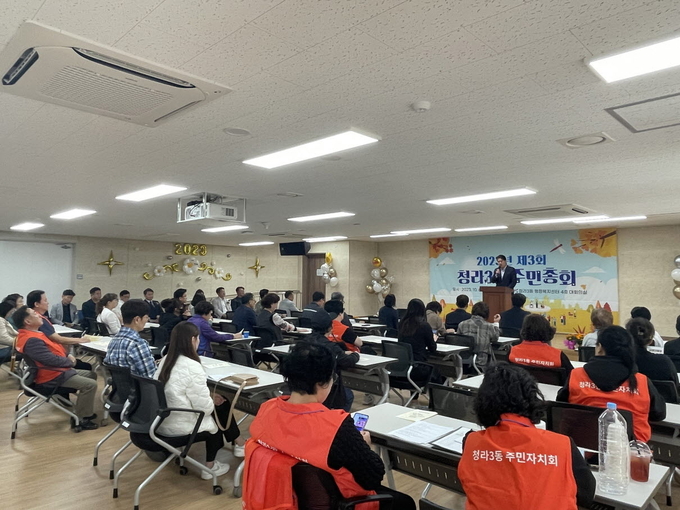 청라3동 주민자치회, 주민총회 및 동축제에서 강범석 서구청장이 인삿말을 하고 있다. ⓒ 서구청 제공