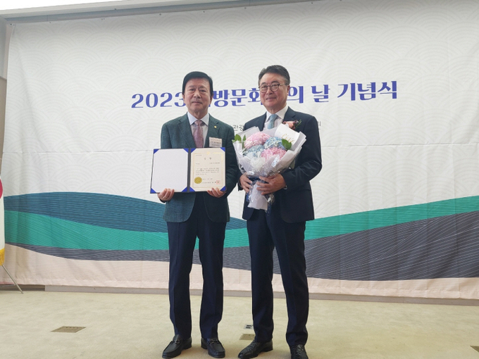 인천중구문화원이 프레지던트호텔에서 열린 대한민국 지역문화대전-제38회 전국향토문화공모전에서 지방문화원 향토문화 연구실적 부문으로 우수상을 받았다.ⓒ인천중구문화원 제공