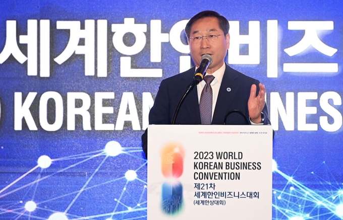 유정복 인천시장이 11일(현지시간) 미국 캘리포니아주 애너하임컨벤션센터에서 열린 '제21차 세계한인비즈니스대회' 환영만찬에서 인사말을 하고 있다. ⓒ 재외동포청 제공
