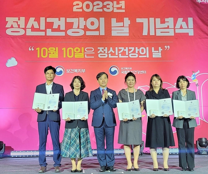 인천광역정신건강복지센터 전영운 부센터장(우측 첫번째)가 표창을 수상하고 있다. ⓒ 가천대길병원 제공