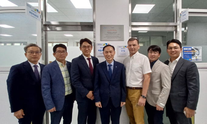 복합재 실습실 인증 현판식 후 기념촬영을 하고 있다.ⓒ한국폴리텍 남인천캠퍼스 제공