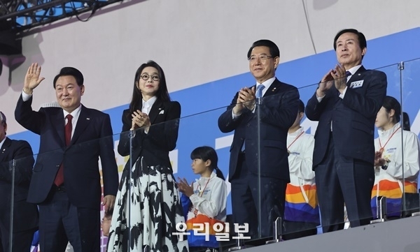 윤석열 대통령 내외와 김영록 전남지사가 지난 13일 오후 제104회 전국체육대회 개회식에서 입장하는 전남선수단을 환영하고 있는 모습. /광주전남사진기자단 제공