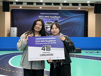 왼쪽부터 송경진(산업경영공학과 학부과정), 강민주(산업경영공학과 석사과정) ⓒ 인천대 제공
