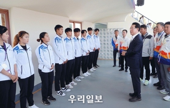 김영록 전남도지사가 제104회 전국체육대회 자전거 경기가 열리는 나주 전남사이클경기장을 찾아 선수단을 격려하고 있다. ⓒ 전남도 제공