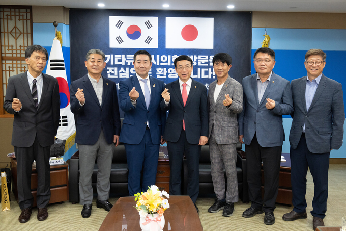 허식의장과 시의회 의원들이 기타큐슈시의회 예방 하고 있다. ⓒ 인천시의회 제공