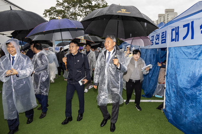 계양구, 제6회 ‘계양 평생학습 한마당’ 에 관계자들과 행사장을 둘러보고 있다. ⓒ 계양구 제공
